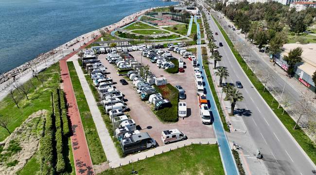 İzmir Büyükşehir Belediyesi, Karşıyaka’da ücretsiz otoparkları ve sahil alanlarını işgal eden 174 karavanı tahliye etti. Tahliye edilen karavanlar Büyükşehir ekiplerince gösterilen geçici otopark noktalarına taşındı.  