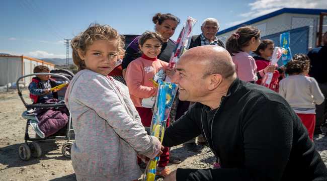 Tunç Soyer, mobilya, klima, şofben gibi ihtiyaçlar için İzmirlilere çağrı yaparak, “İzmirliler bağışlamak istedikleri ürünleri Umut Hareketi sayfamızda bulabilirler. Bayram hediyesi vermek için tüm İzmirlileri bu kampanyaya katılmaya davet ediyorum” dedi.