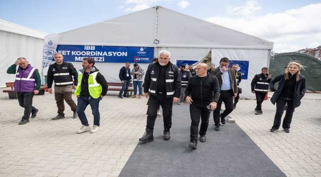 Deprem bölgesinde ziyaretlerini sürdüren İzmir Büyükşehir Belediye Başkanı Tunç Soyer Adıyaman, Kahramanmaraş ve Osmaniye'nin ardından Hatay'da temaslarını sürdürüyor.