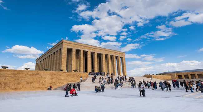 Anıtkabir, Türkiye Cumhuriyeti için en önemli lokasyonlar arasında yer alıyor. Bu önemli sembolik yapı, Atatürk'ü anmanın en önemli simgelerinden biridir. Anıtkabir'in mimari güzelliği ve anlamı, Türk milletinin Atatürk'e olan vefa ve minnettarlığını yansıtıyor.