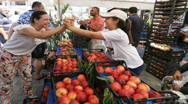 Tarım kenti Efes Selçuk’un bereketli topraklarında yetişen şeftali için 16 Temmuz Pazar günü Belevi’de Şen Şeftali Şenliği düzenleniyor.