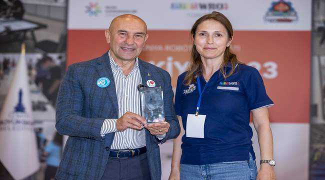 İzmir Büyükşehir Belediyesi ve Bilim Kahramanları Derneği işbirliğiyle Fuar İzmir’de düzenlenen Dünya Robot Olimpiyatı Türkiye 2023’te kazanan takımlara ödülleri verildi.