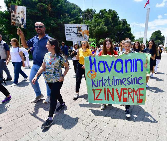 İzmir Büyükşehir Belediyesi, 5 Haziran Dünya Çevre Günü nedeniyle düzenlediği etkinlikte, geri dönüşümün önemine ve çevrenin korunmasına dikkat çekti.