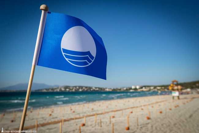 İzmir Büyükşehir Belediyesi, hayata geçirdiği çevre yatırımlarıyla şehre yeni mavi bayraklı plajlar kazandırmaya devam ediyor.