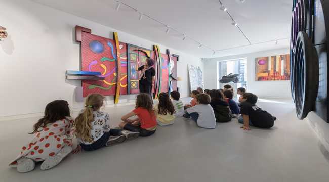 Modern ve çağdaş sanata odaklanarak, farklı disiplinlerden sanatçıların eserlerine ev sahipliği yapan Ruzy Gallery, “Müze Müze Geziyoruz” etkinliği kapsamında çocukları ağırladı.