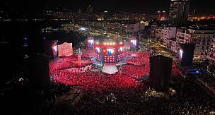 İzmir'de 100'üncü Yıl Şöleni: Megastar Tarkan'dan Dev Sahnede Dev Konser 