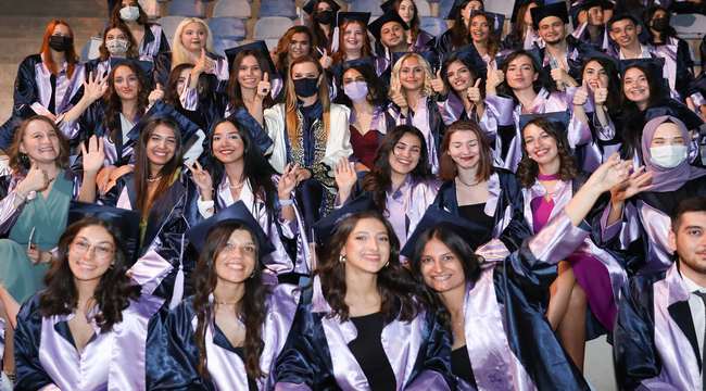 Deu Buca Egitim Fakultesi Nde Cifte Mezuniyet Heyecani Yasandi Www Mahalligundem Com Haber Portali